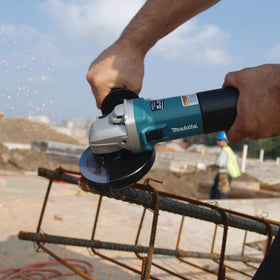 Makita 9564CV tool-less wheel guard adjustment for quick setup.
