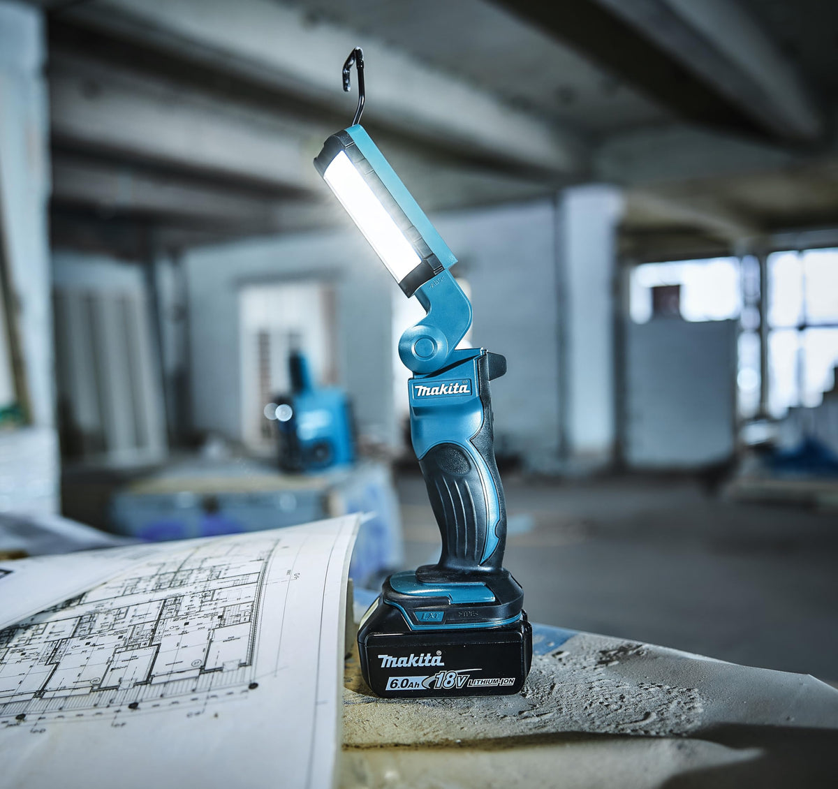 Makita DML801 6-LED mode runs up to 40 hours for long jobs.