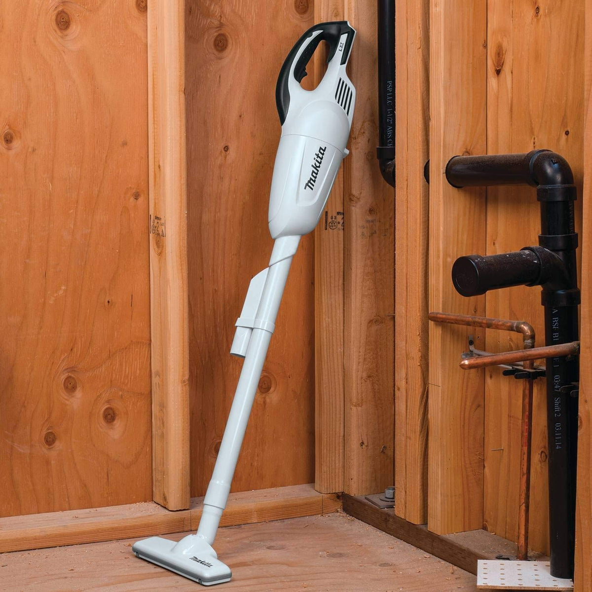Makita XLC02ZW floor nozzle redesigned for smoother maneuverability and debris pickup