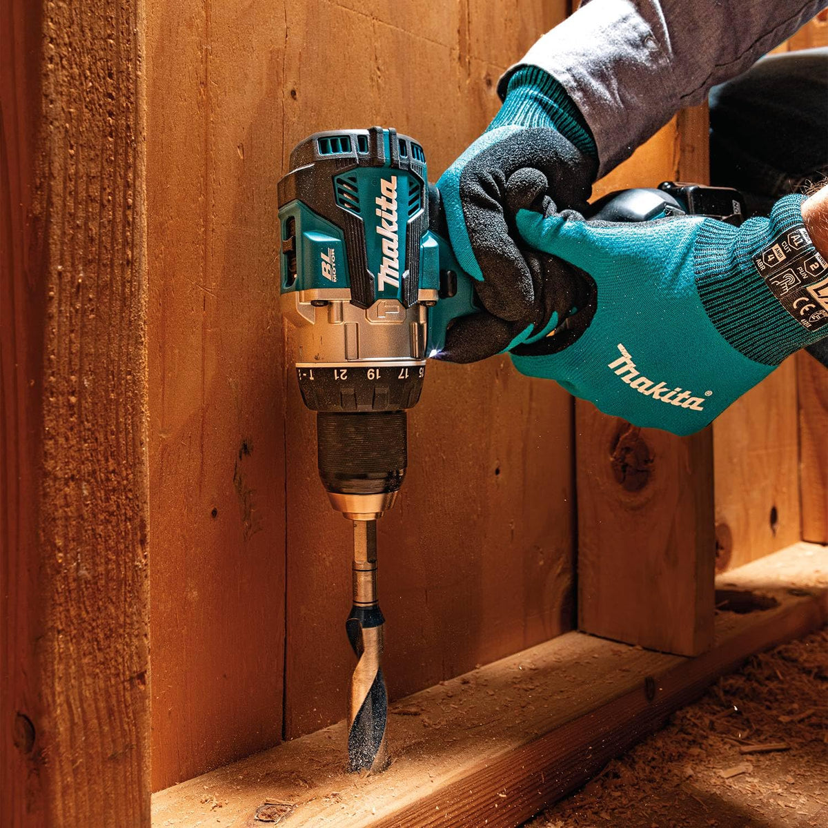 Makita XPH16Z tool-only model supports versatile, on-site setups.