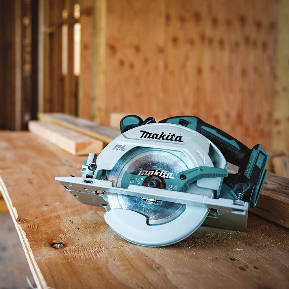 Makita XSH03Z compact ergonomic design for overhead use