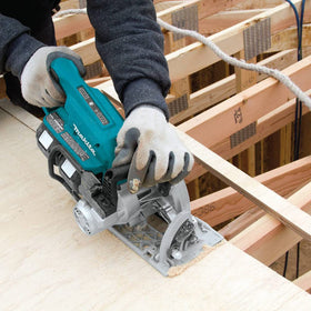 Makita XSR01PT kit-case keeps the saw organized for transport.