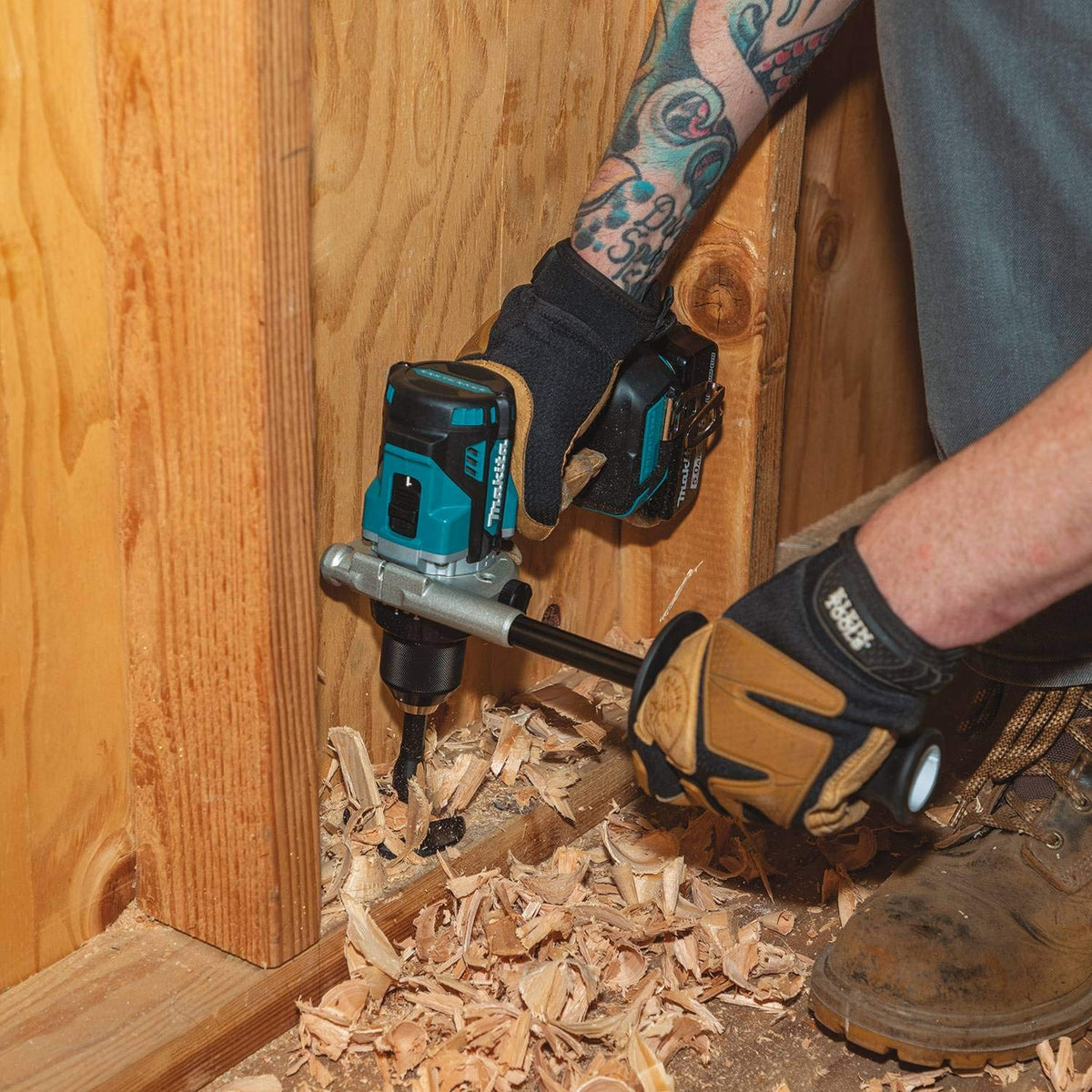 Makita XT288T ergonomic soft grip handle reduces fatigue during long sessions