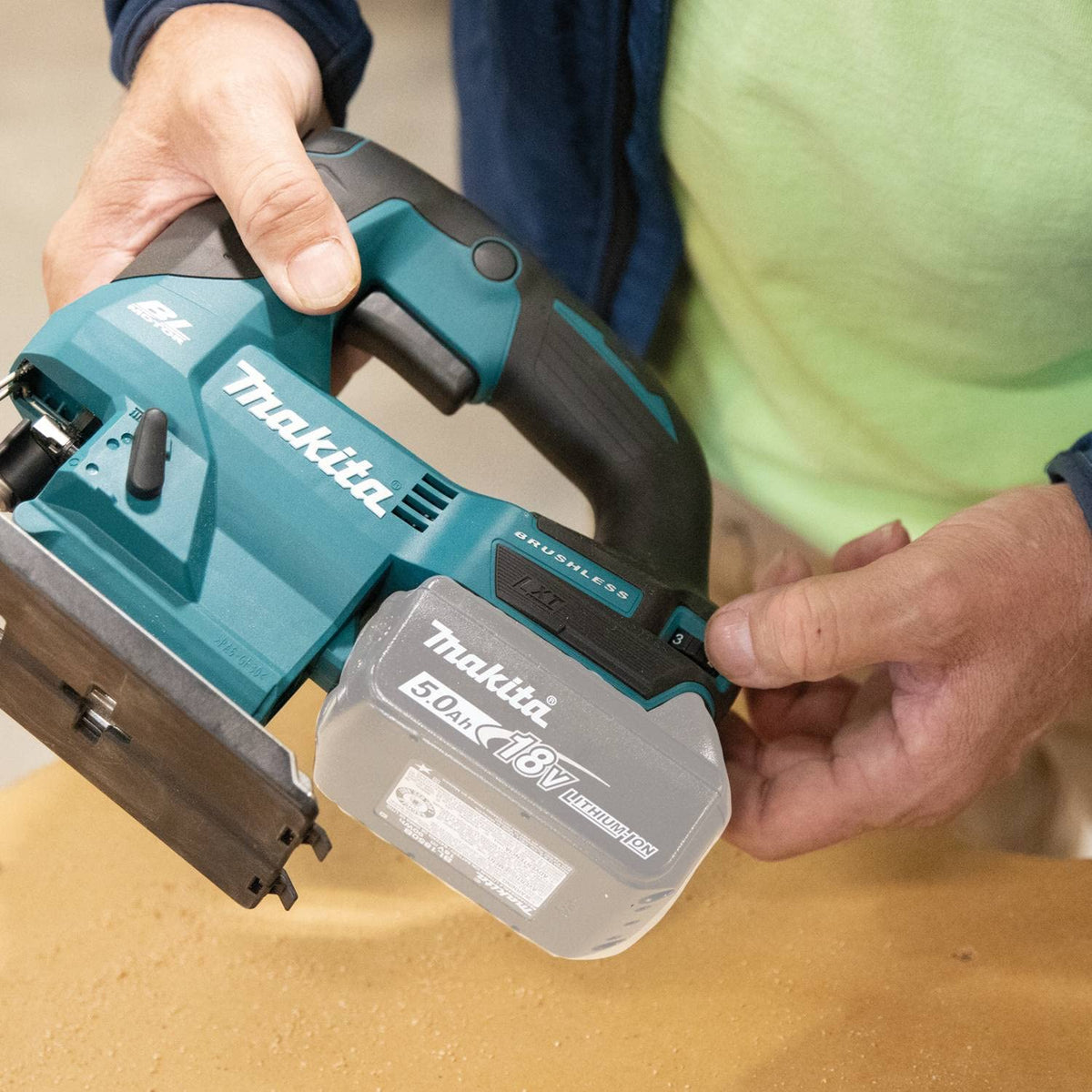 Makita XVJ04Z variable speed trigger for precise control