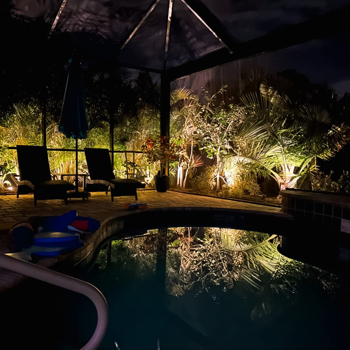 Malibu Low Voltage Floodlight warm white 2800K for inviting nighttime ambiance.