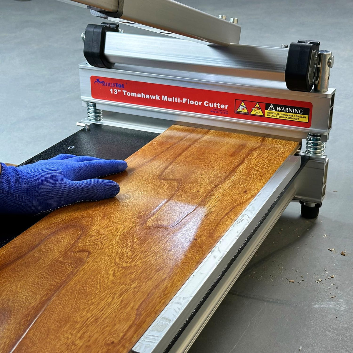 MANTISTOL floor cutter operates dust-free for cleaner installation sites.