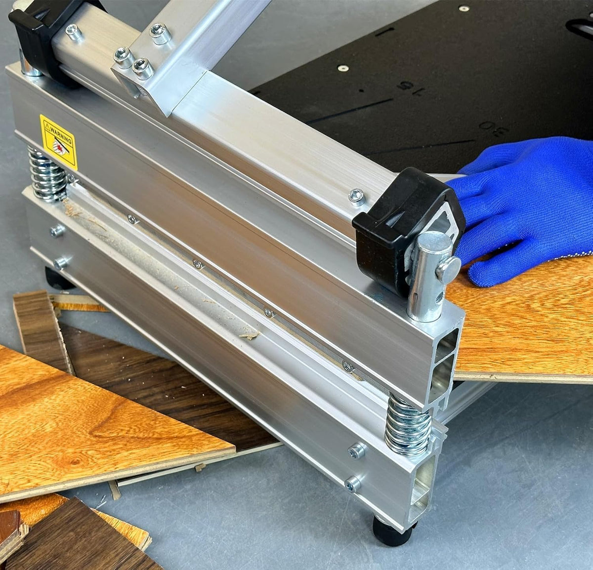 MANTISTOL telescopic-handle design increases leverage and control.