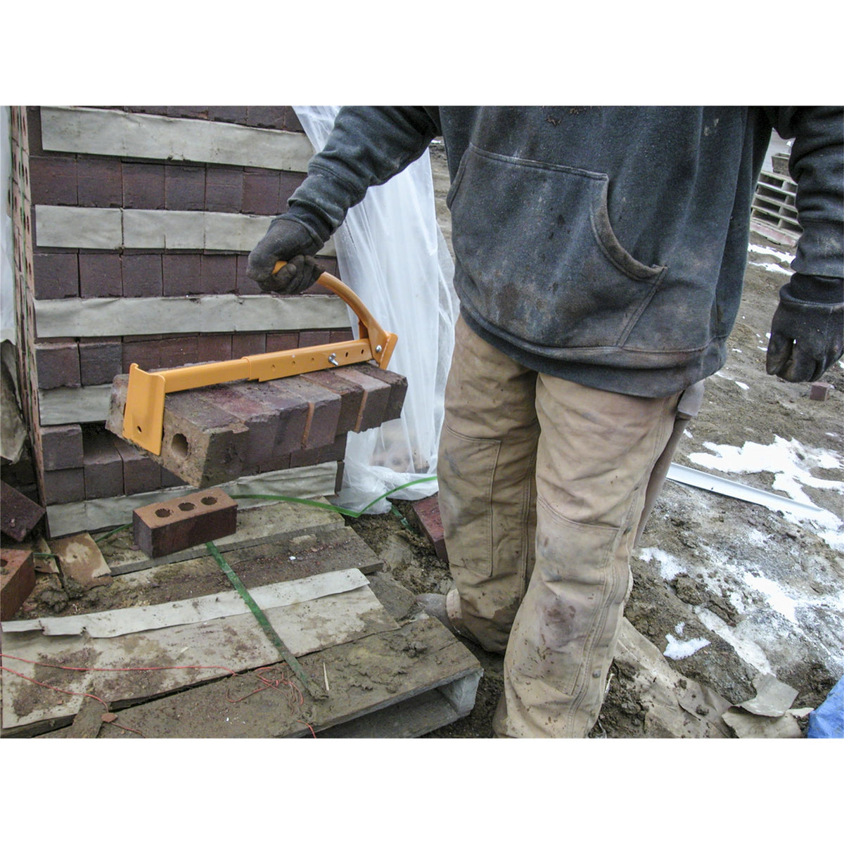MARSHALLTOWN QLT Brick Tongs round metal variant enables quick brick carrying.