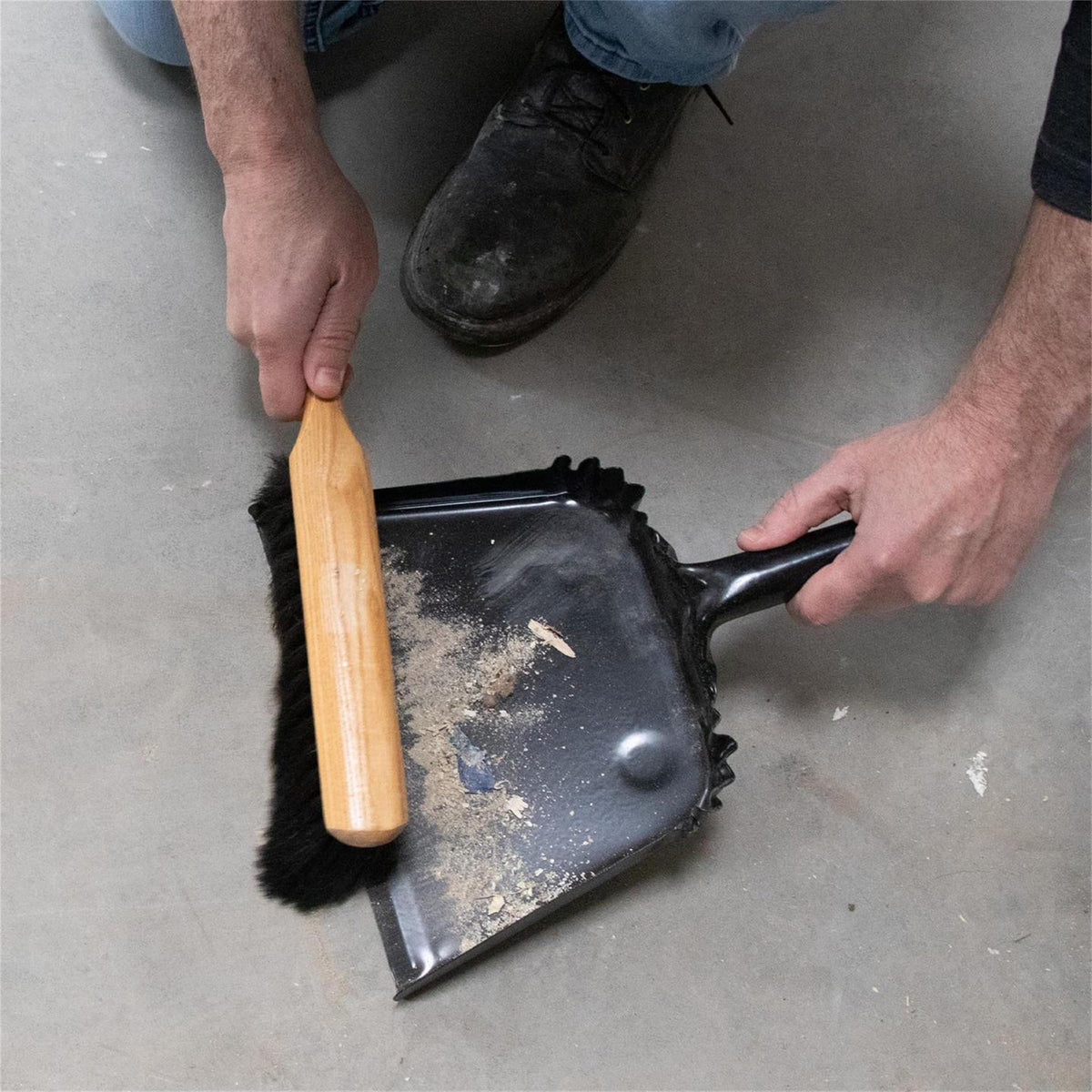 MARSHALLTOWN 13-1/2 inch beaver-tail brush ideal for tight detail tasks.