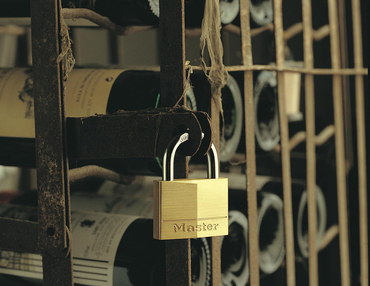Master Lock 140Q shackle close-up highlighting hardened steel.