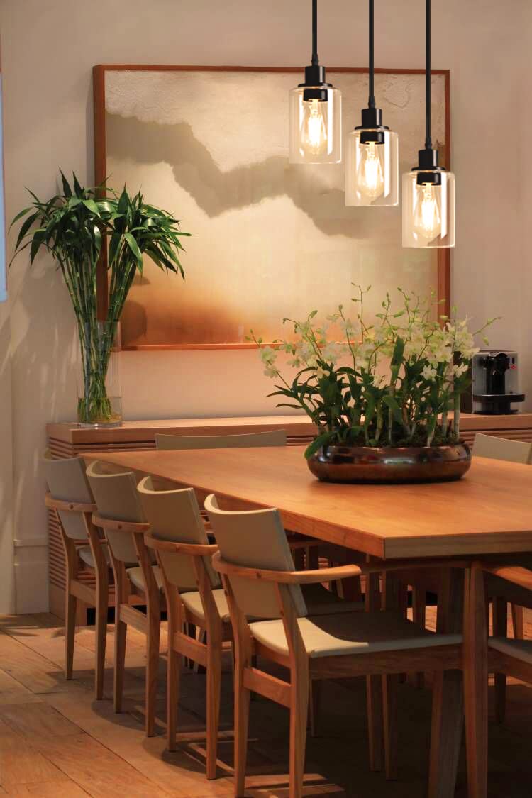 Adjustable-height cables on the MAXvolador pendant allow customized ceiling-to-shade drop