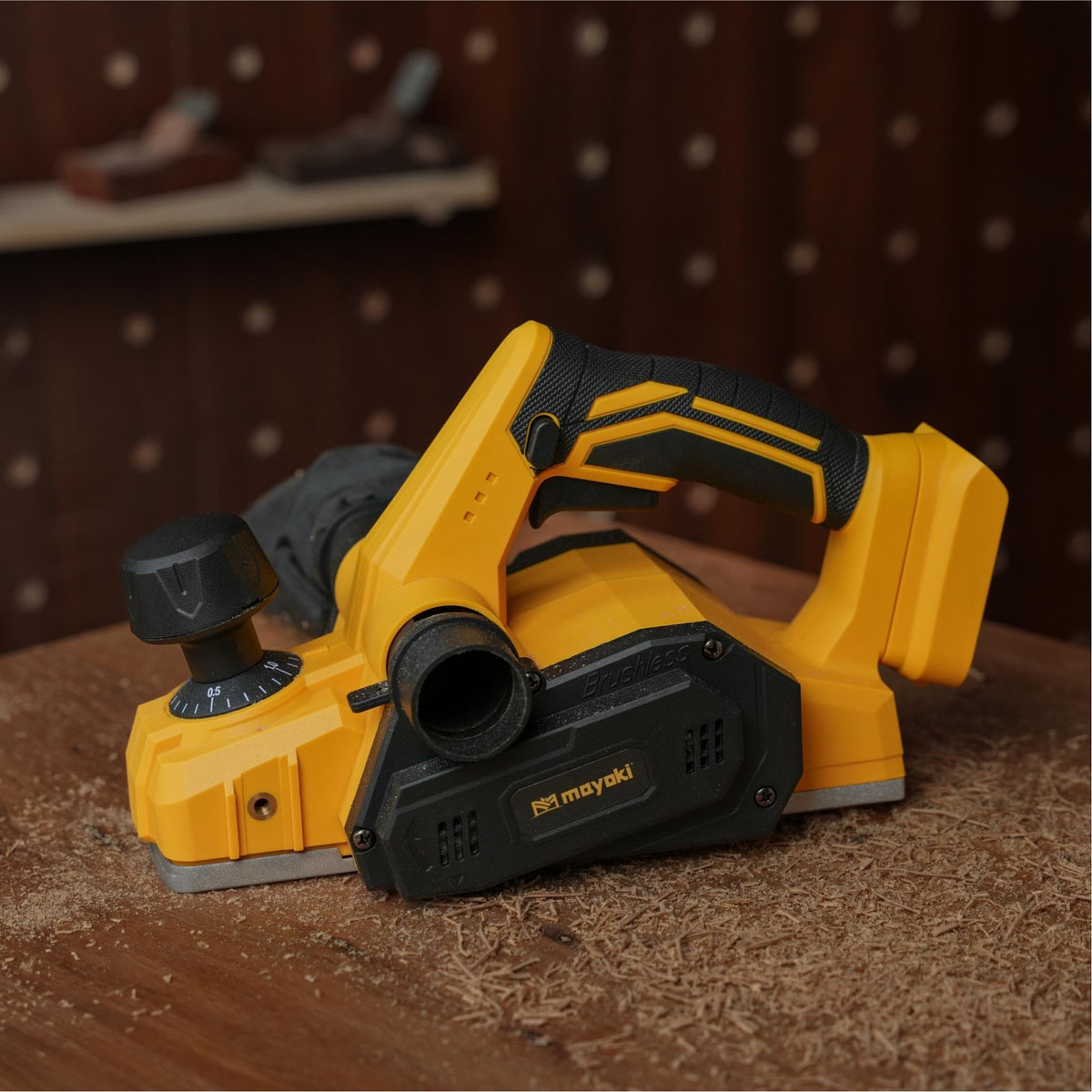 Mayoki 16000rpm cordless planer in operation with dual-dust out system