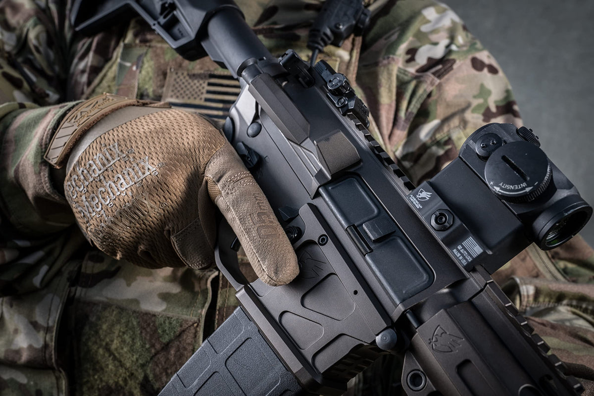 Field use glove suitable for airsoft and paintball scenarios