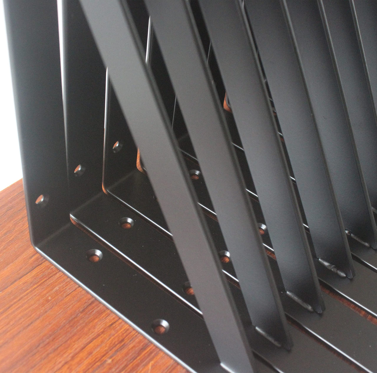 MHMYDZ sturdy steel construction supports heavy-duty shelving tasks.