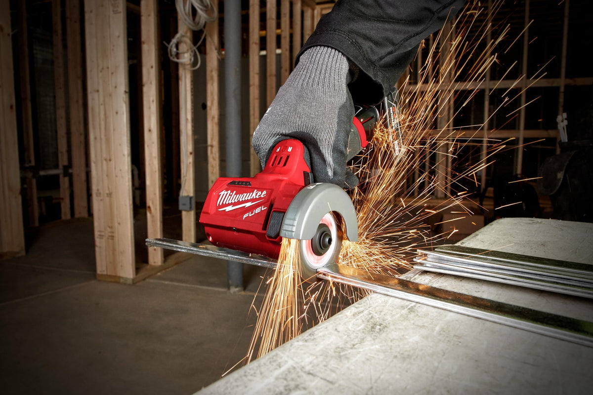 Milwaukee 2522-20 cordless setup requires 12V battery and charger.