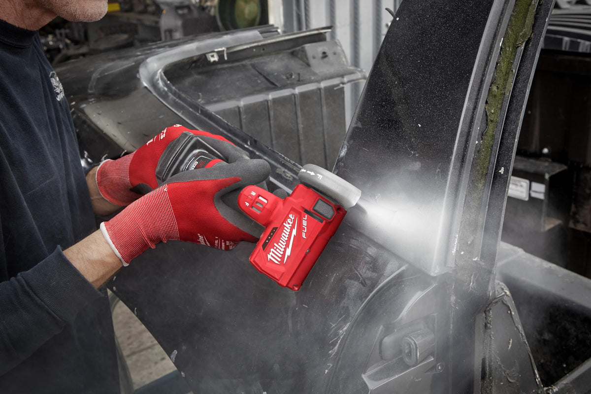 Milwaukee 2522-20 reversible blade rotation enables precise cuts.