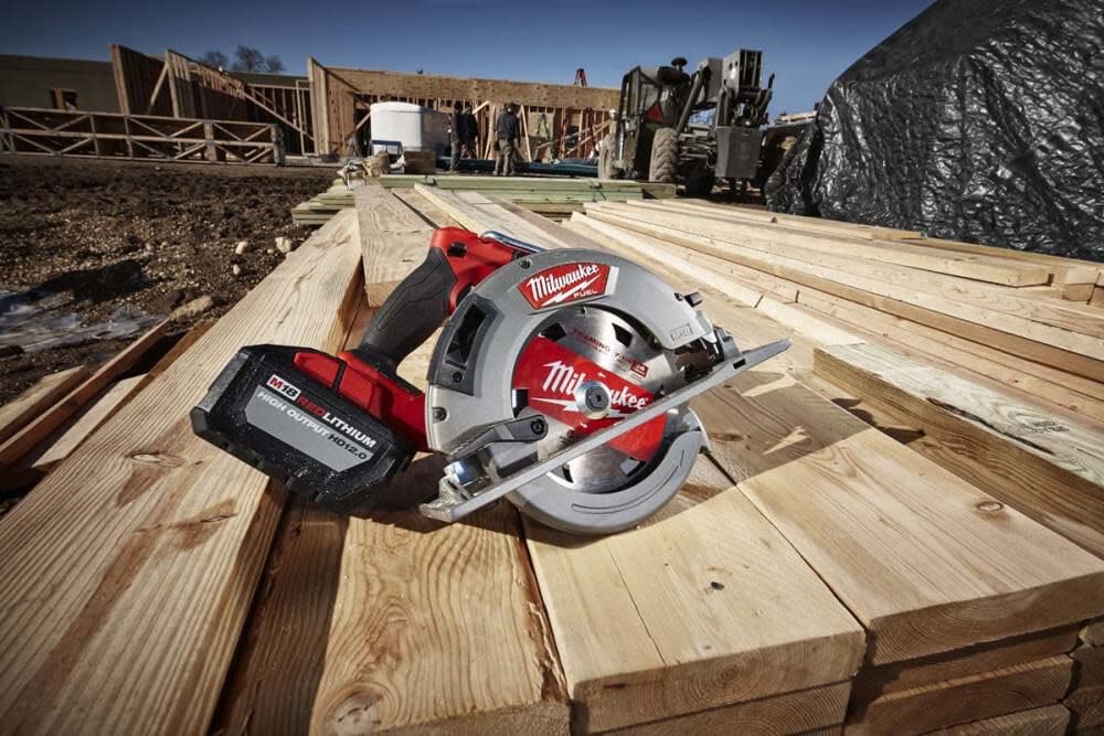 Milwaukee 2732-20 electric brake stops the blade quickly after release