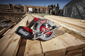 Milwaukee 2732-20 electric brake stops the blade quickly after release