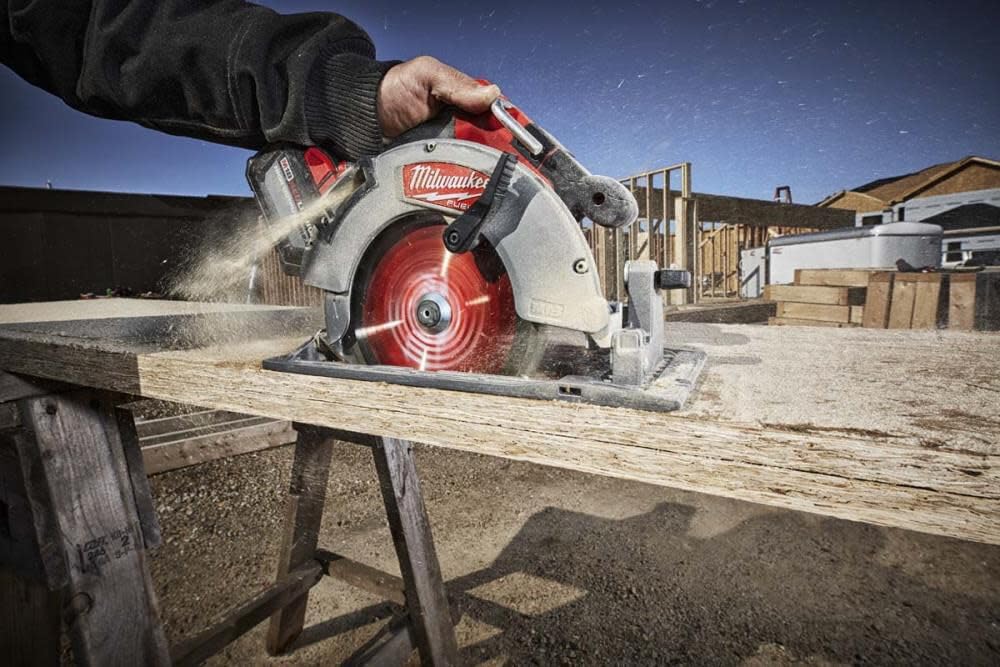 Milwaukee 2732-20 integrated rafter hook for easy storage between cuts