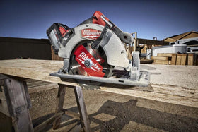 Milwaukee 2732-20 vac adapter enables easy debris collection