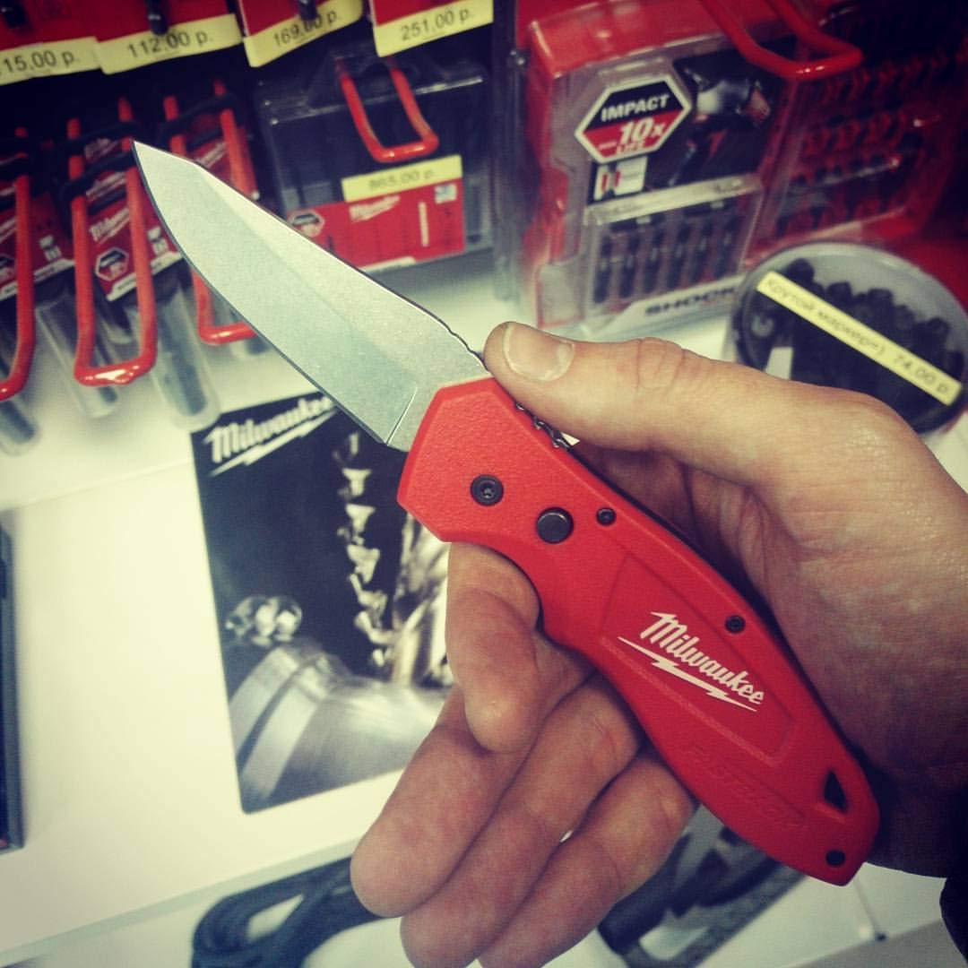 Milwaukee FASTBACK knife reversible clip shown for fabric-friendly pocket storage.