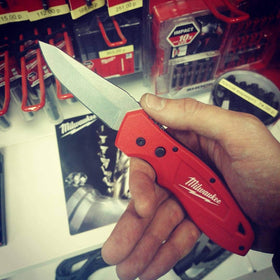 Milwaukee FASTBACK knife reversible clip shown for fabric-friendly pocket storage.