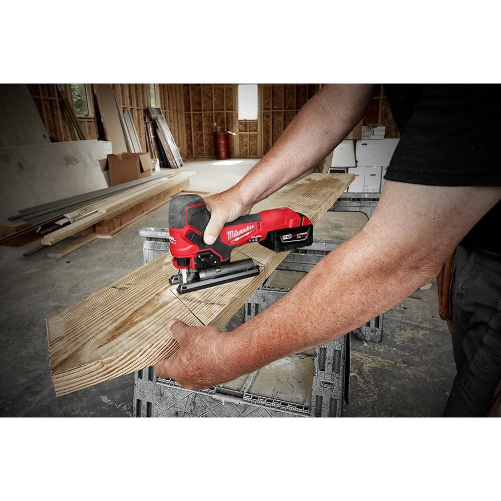 Milwaukee jig saw 18V compact profile for maneuverability in tight spaces