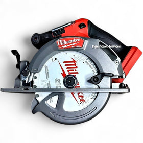 Milwaukee M18 FUEL ergonomic grip front view for comfortable overhead cuts
