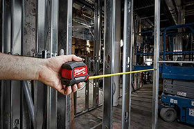 Close look at the nylon blade protection on the Milwaukee blade.