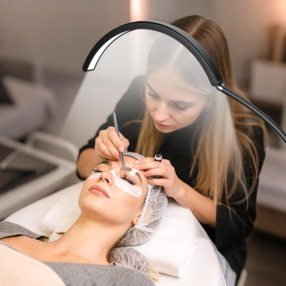 MINIEAR Half Moon Lash Light offers 0–100% dimming and five color temperatures.