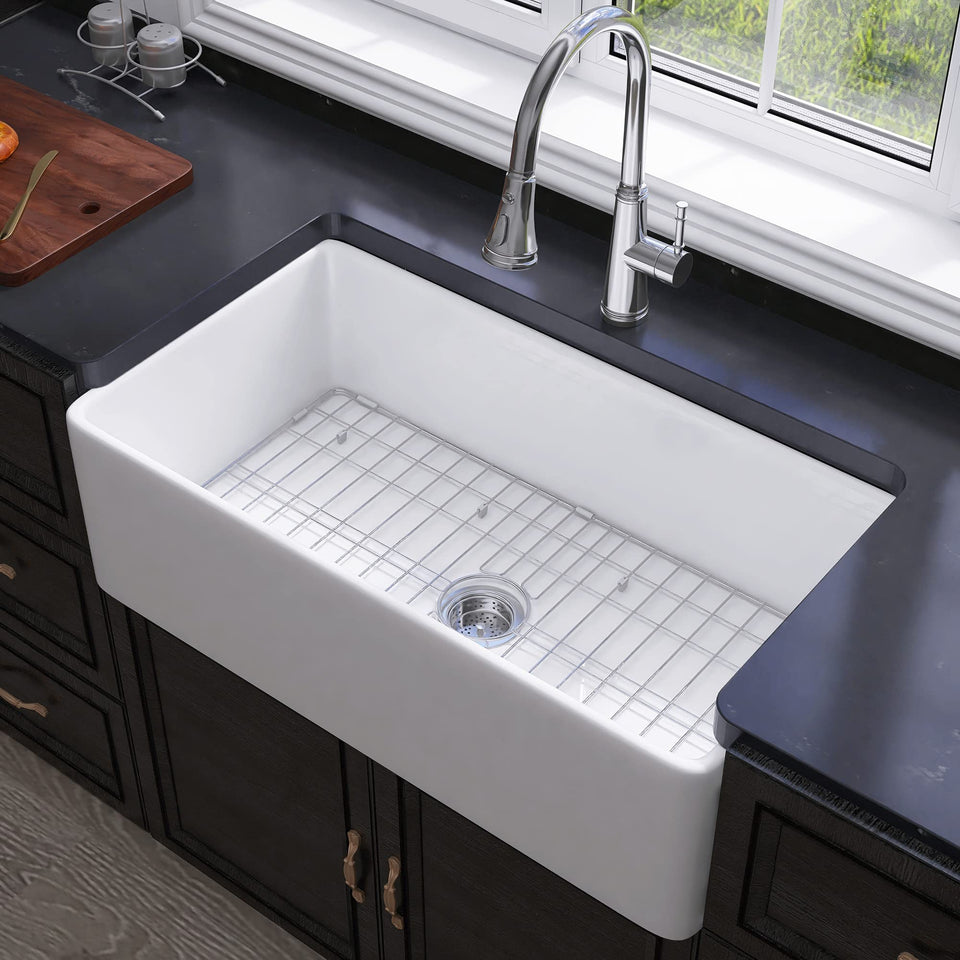 Miuara 33-inch farmhouse sink front view with sturdy apron front design