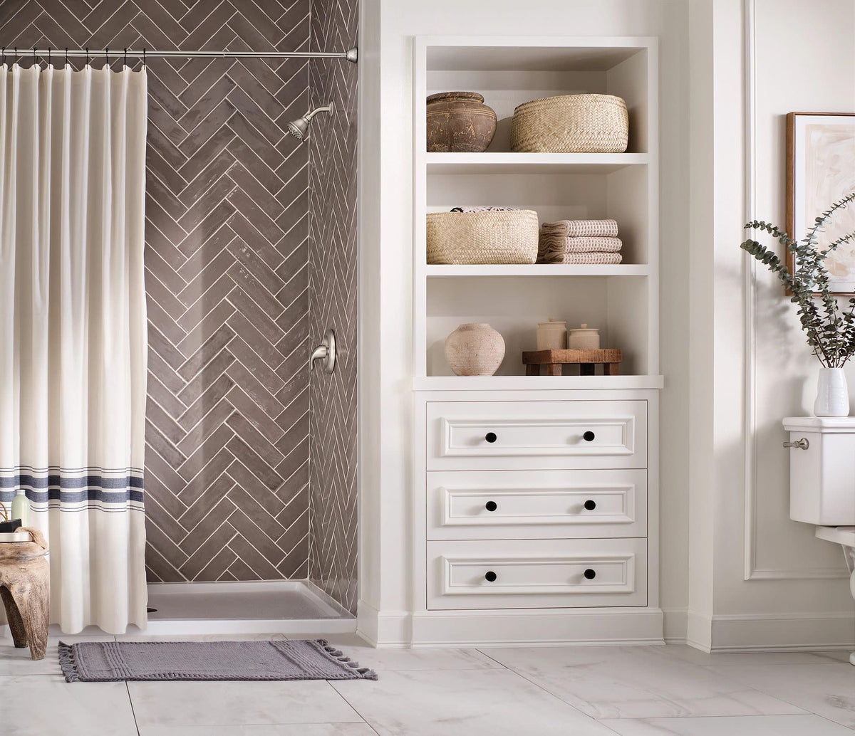 Moen Attune fingerprint-resistant surface stays cleaner longer.