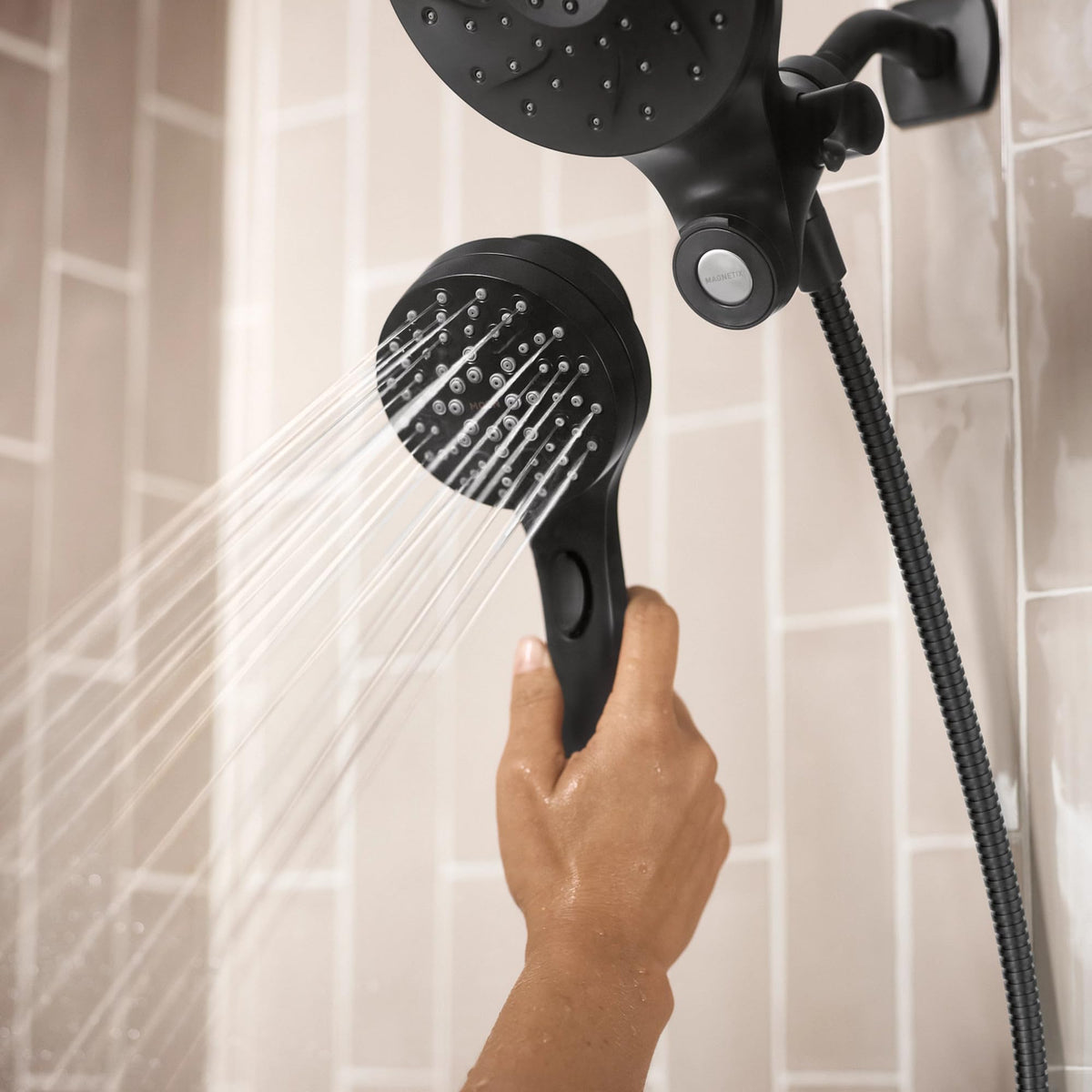 Easy installation on a standard shower arm