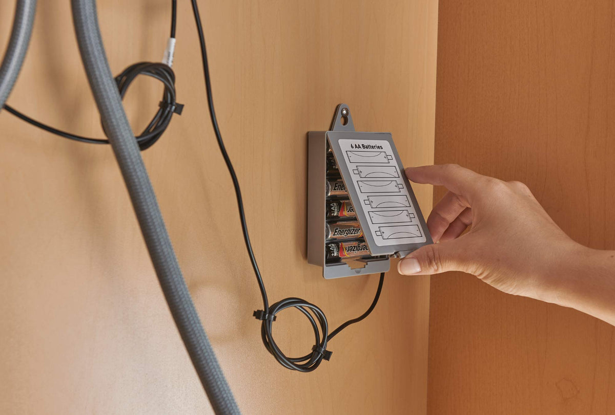 Moen power splitter enabling AC adapter and battery pack connection for backup power.