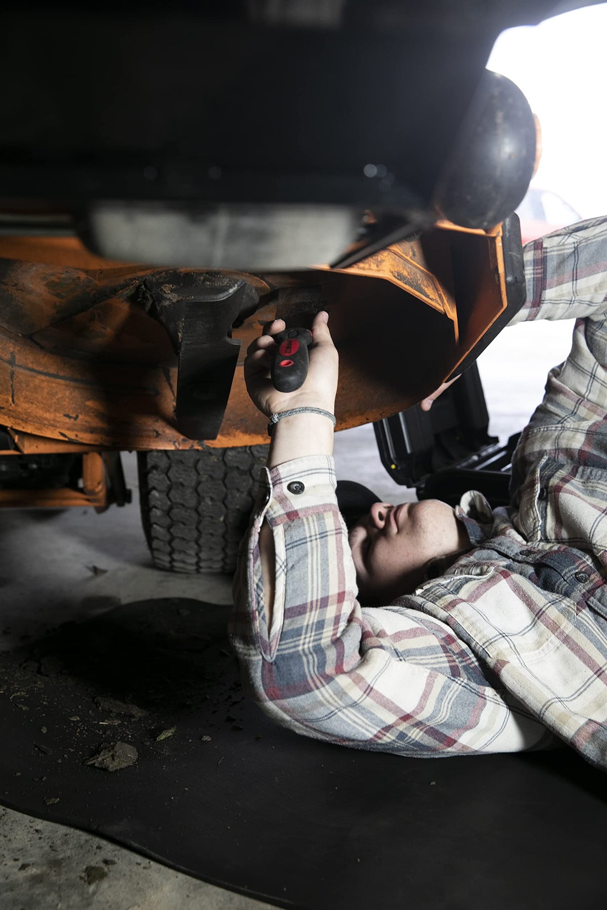 MoJack non-slip rubber overlay handle provides a secure grip during scraping.