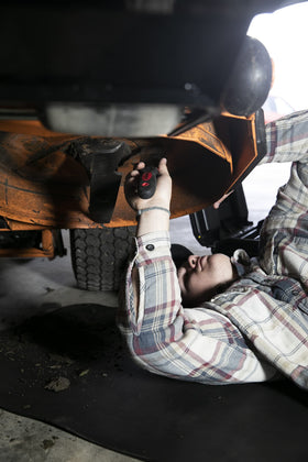 MoJack non-slip rubber overlay handle provides a secure grip during scraping.