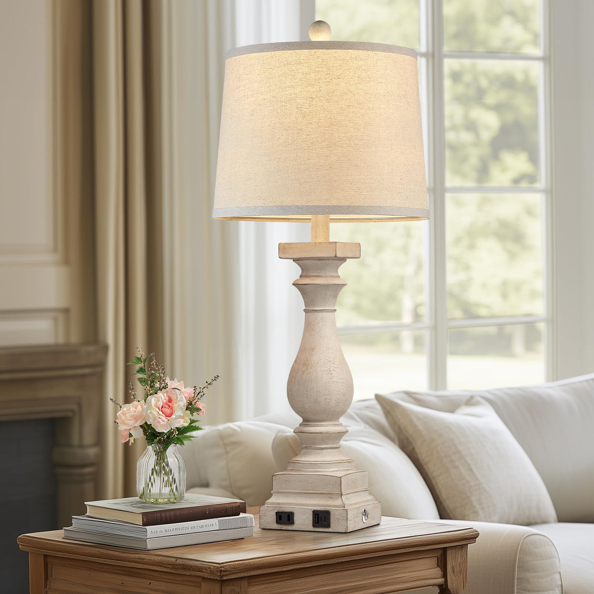 MOUVOVO AC outlet and USB ports featured on lamp base