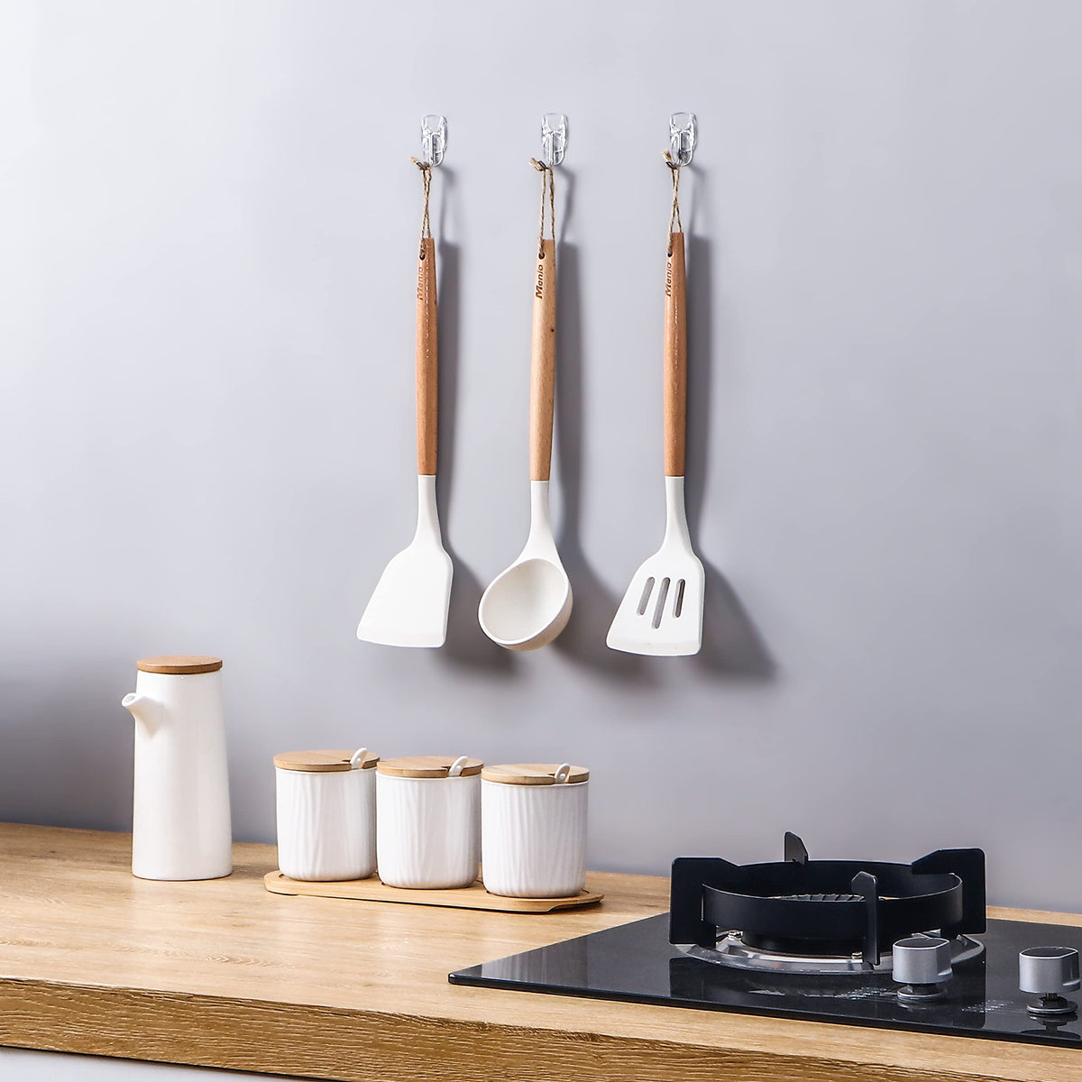 Movelyst heavy-duty wire hooks support daily items efficiently.