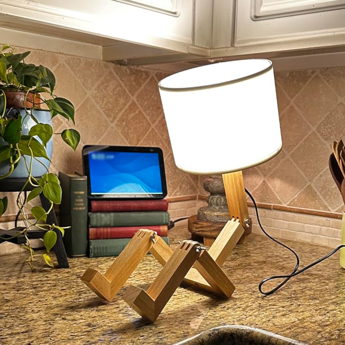 MUMENG Soft warm light creates cozy ambience for reading