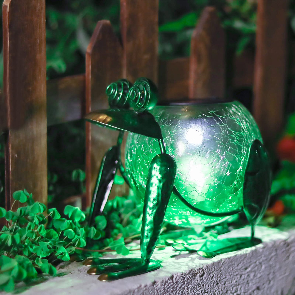 MUMTOP green frog tabletop light adds charm to patios and gardens.