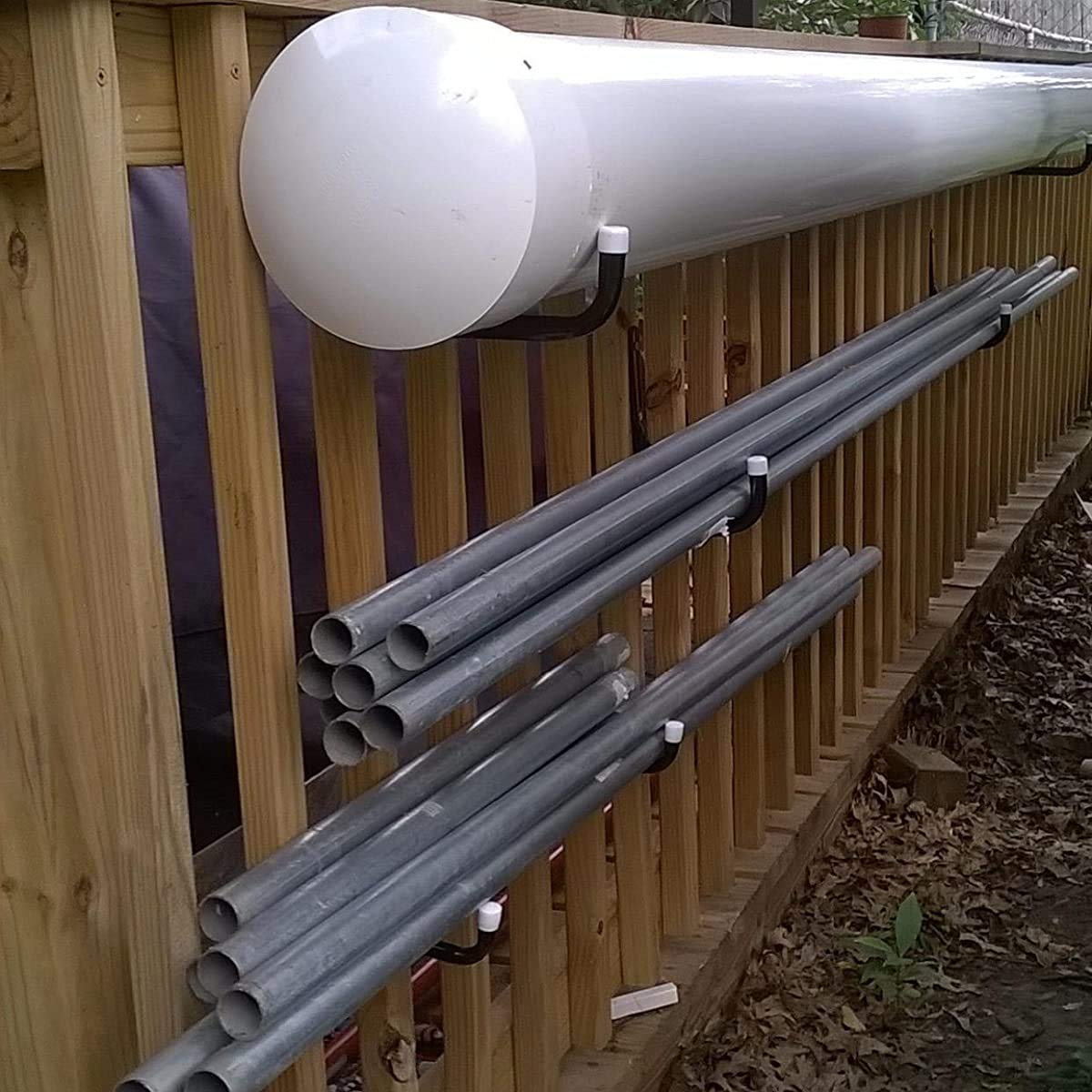 Naikozmo hose hook keeps hoses organized and ready to use.