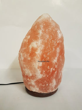 Authentic Himalayan design: Needs&Gifts salt lamp for stylish interiors.