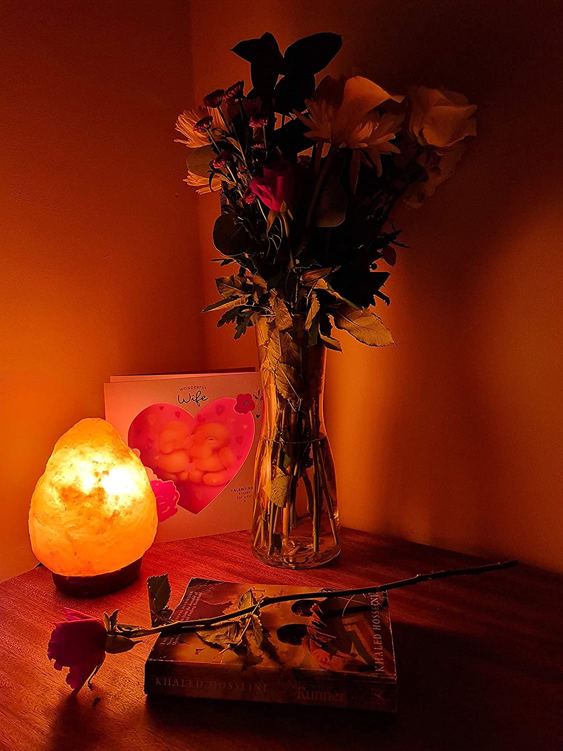 Needs&Gifts pink Himalayan salt lamp emits a soothing glow.