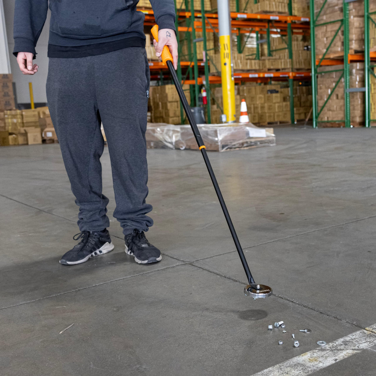 NEIKO 53428A ergonomic PVC handle enables comfortable use during long pickups.