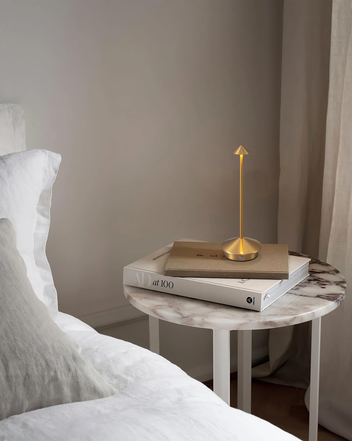 NEWSEE compact light adapts to indoor or outdoor use with ease.