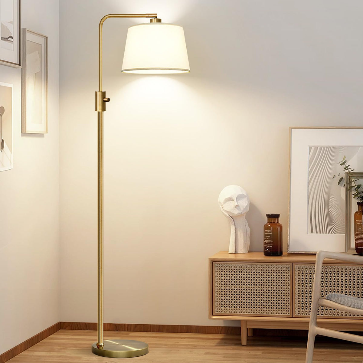 Nintiue brass standing lamp suitable for living room and bedroom.