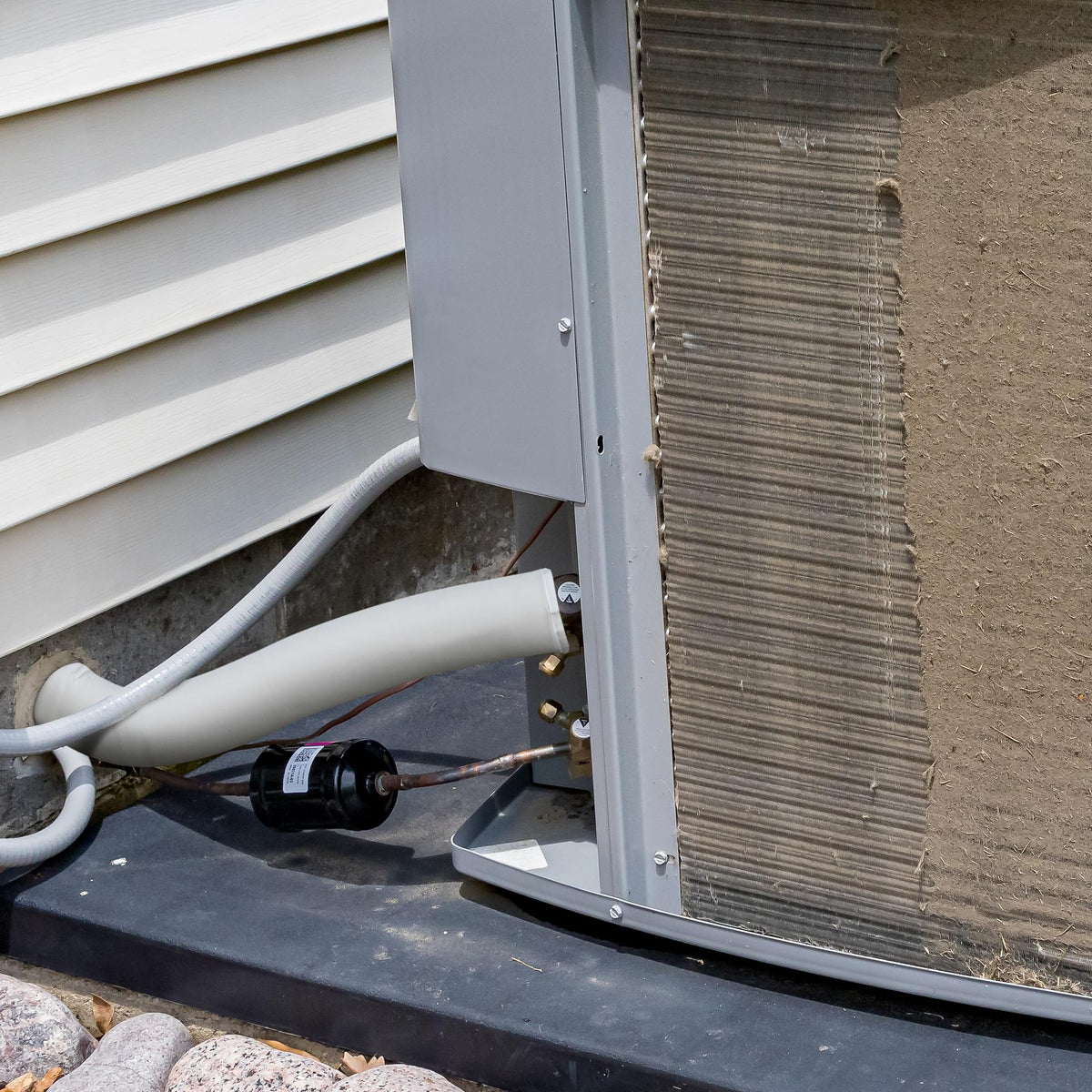 Nkiy Quen easy install cover protects copper piping on split-system setups