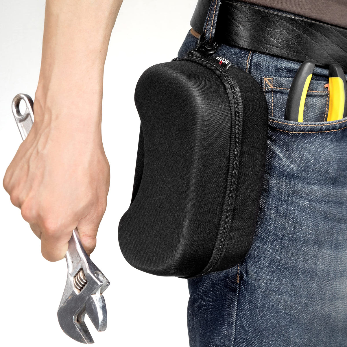 NoCry case resists water and dust for reliable goggles storage