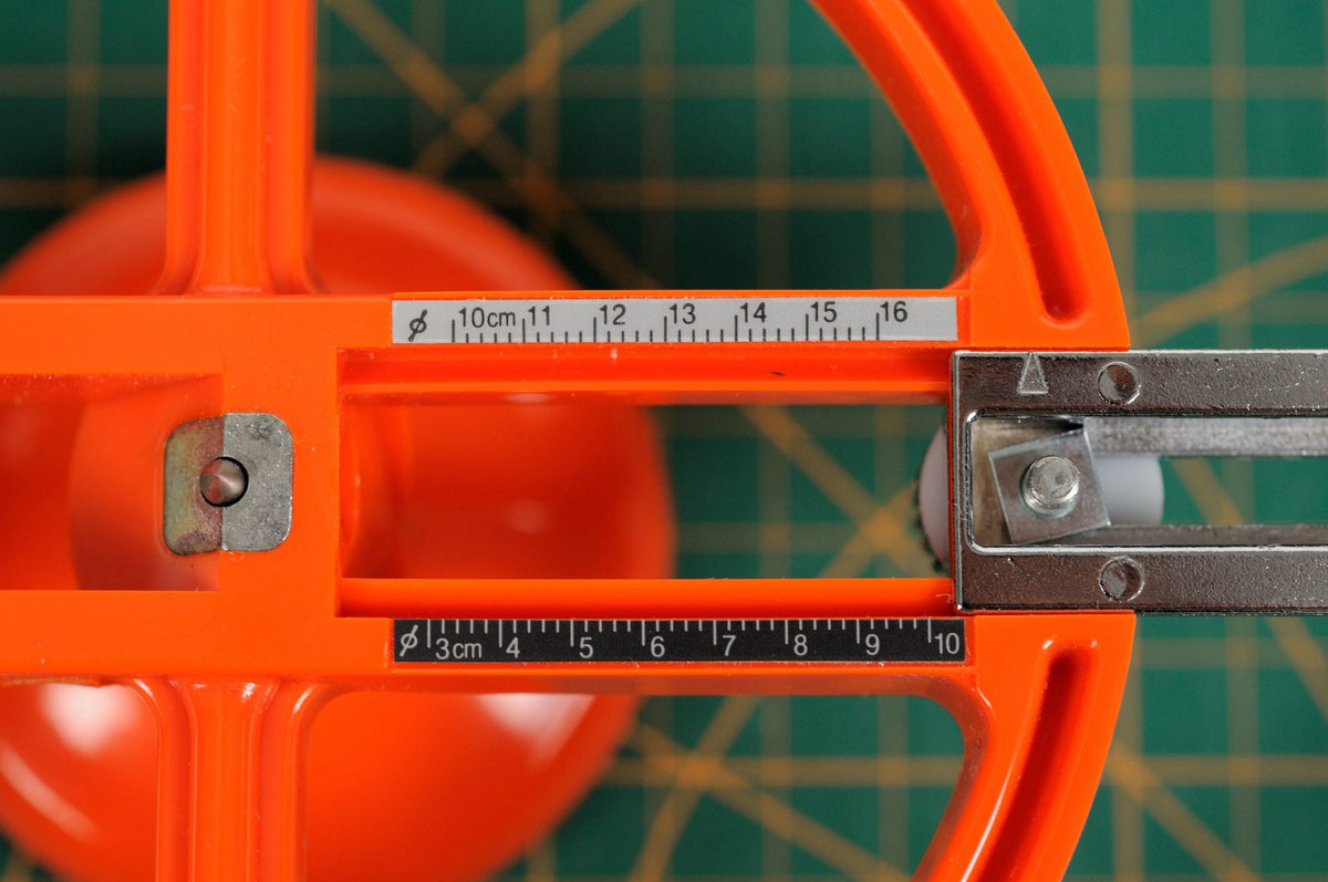 NT Cutter circle cutter rounding corners with controlled, smooth motion.