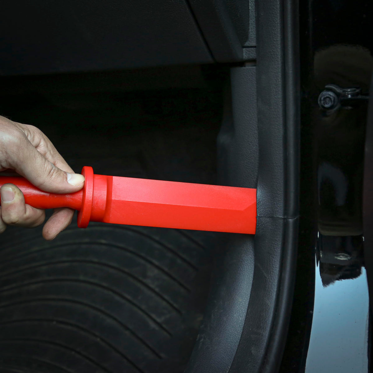 OEMTOOLS 25513 11.5 inch ergonomic handle provides comfortable control.